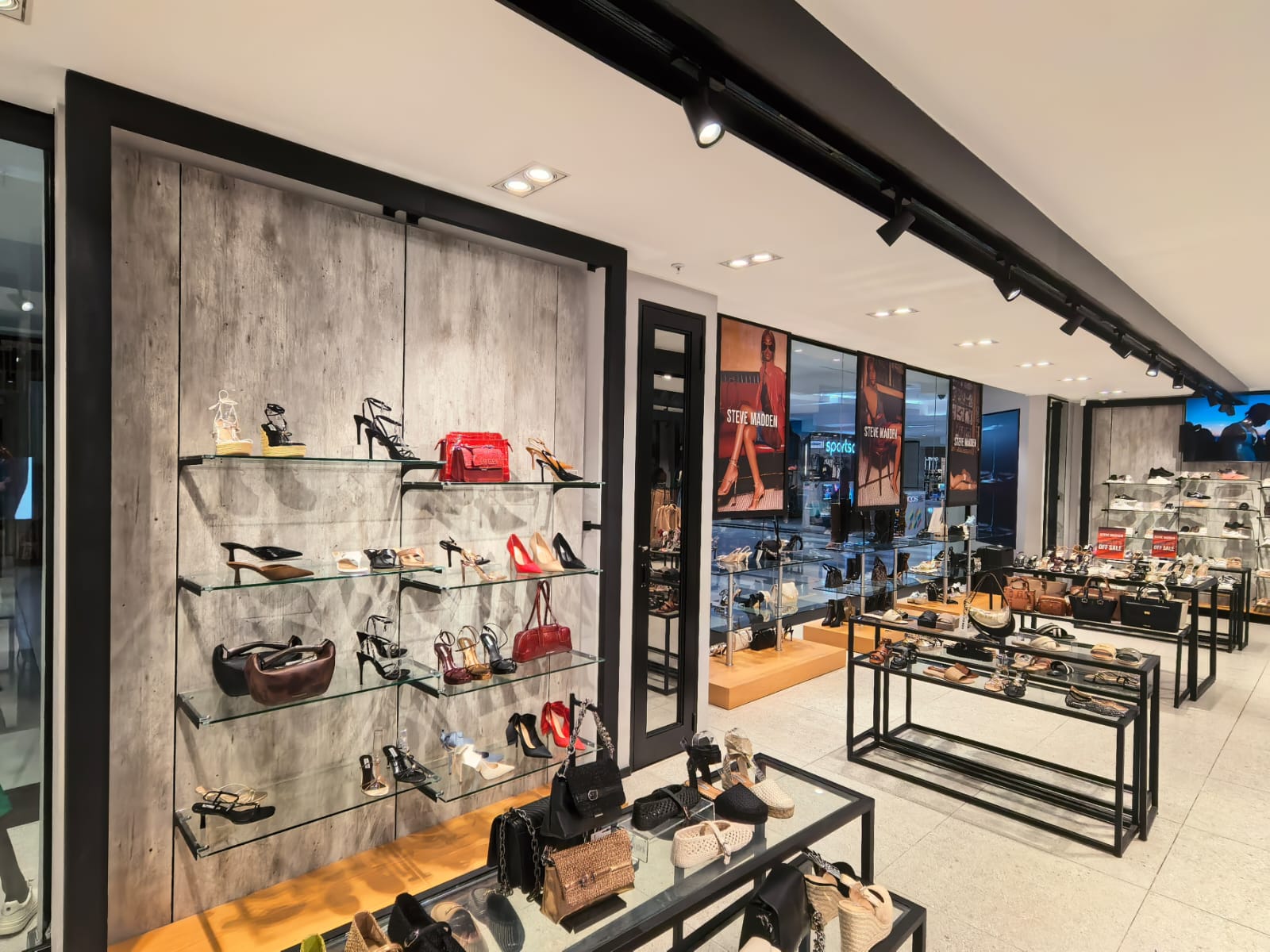 Steve Madden fitting room interior